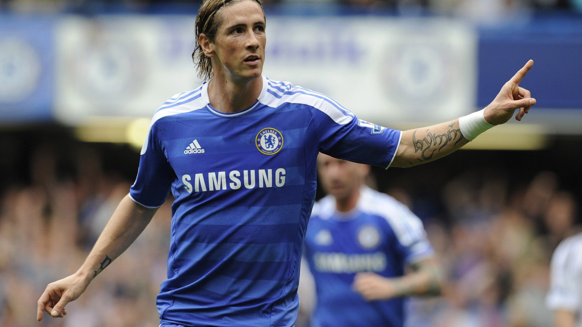 球员伤后坚持出战赢得观众尊重展现职业精神，球员受伤了还有工资吗