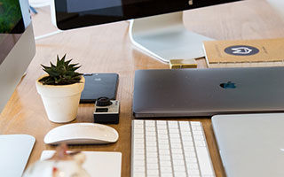 开云下载-2021年季后赛：“水花兄弟”库里与汤普森联手，多次在关键时刻平推对手